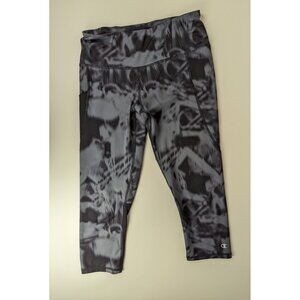 Champion Womens Medium Powertrain Splatter Pattern Active Leggings Capri Pant